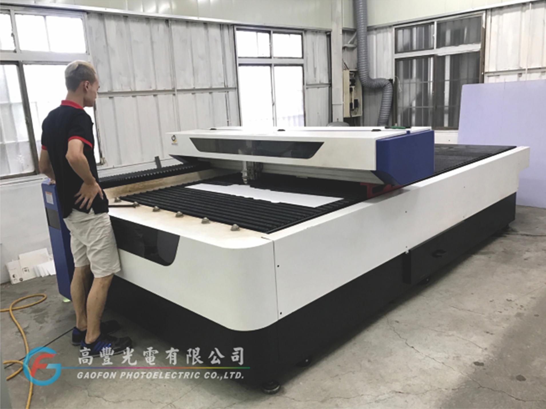 壓克力水晶字超大雷射機台